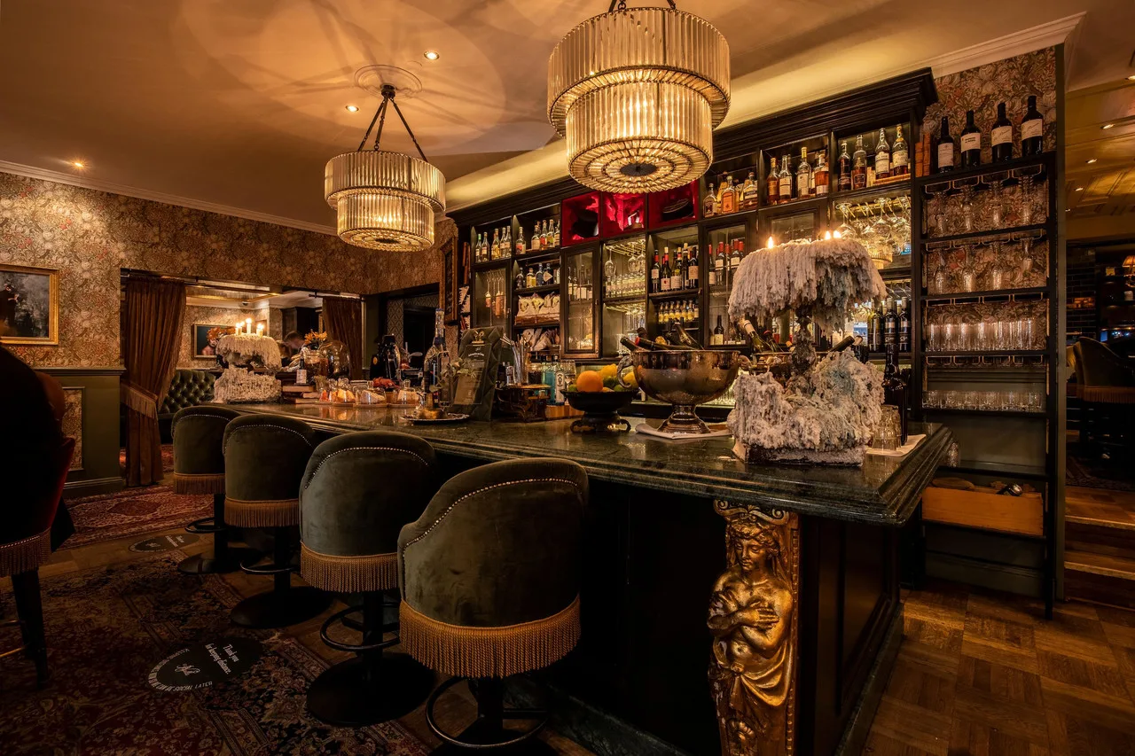 Hotel Pigalle — ภาพห้องพักและบรรยากาศ