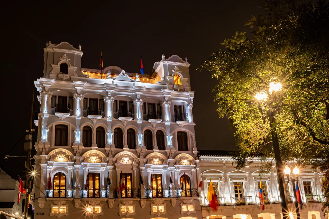 Hotel Plaza Grande — โรงแรมในกีโต