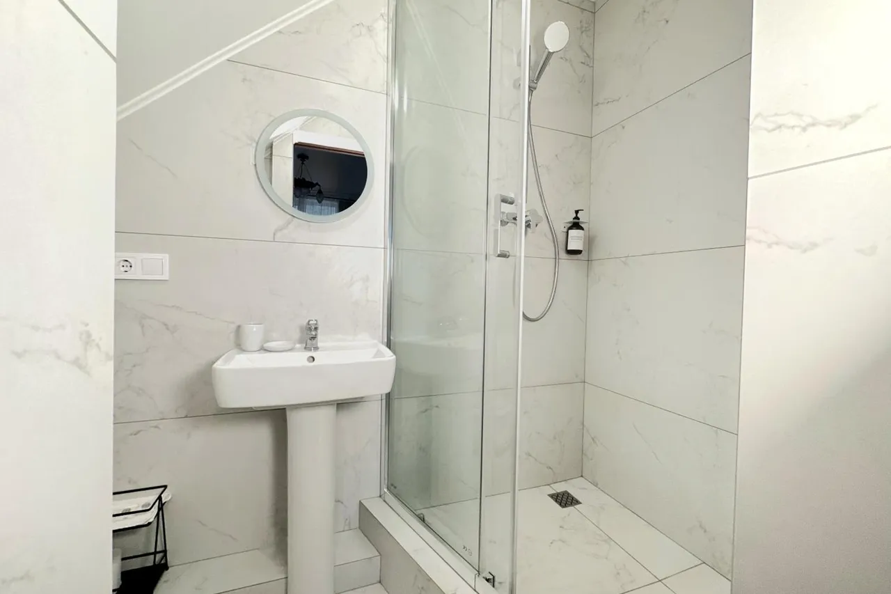 Hotel Plazma — ภาพห้องพักและบรรยากาศ