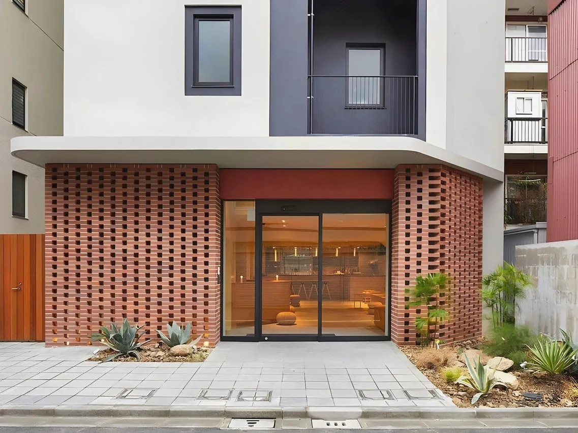 HOTEL PLUS HOSTEL TOKYO ASAKUSA 2 — rooms and atmosphere