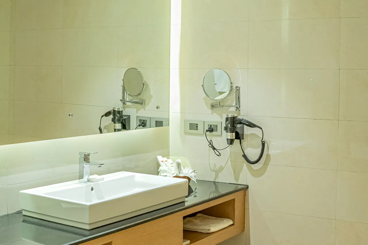 Hotel Pokhara Grande — rooms and atmosphere