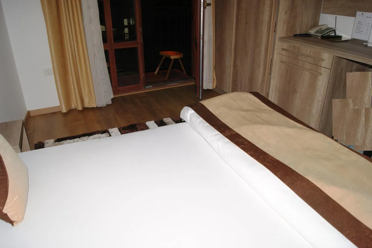 Hotel Prizreni — ภาพห้องพักและบรรยากาศ