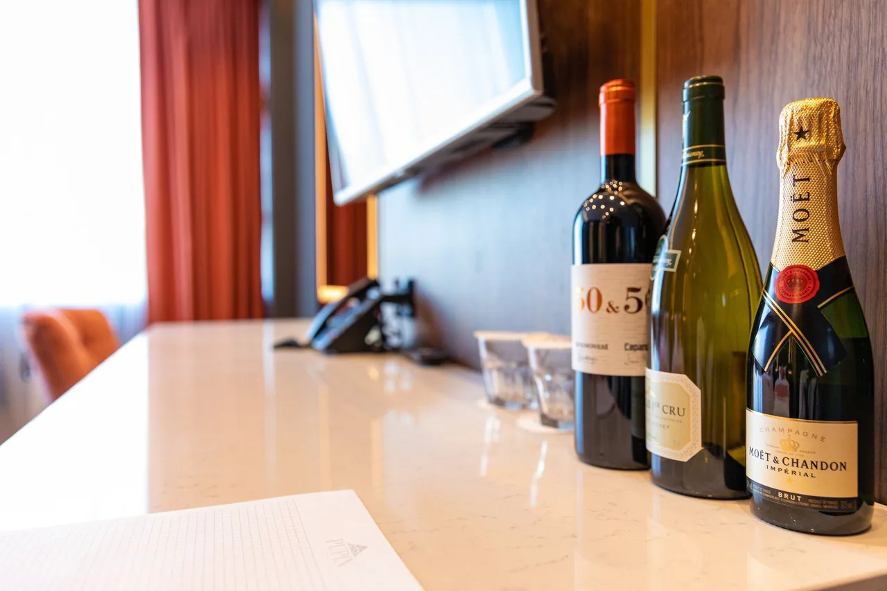 Hotel Pupin Novi Sad — ภาพห้องพักและบรรยากาศ