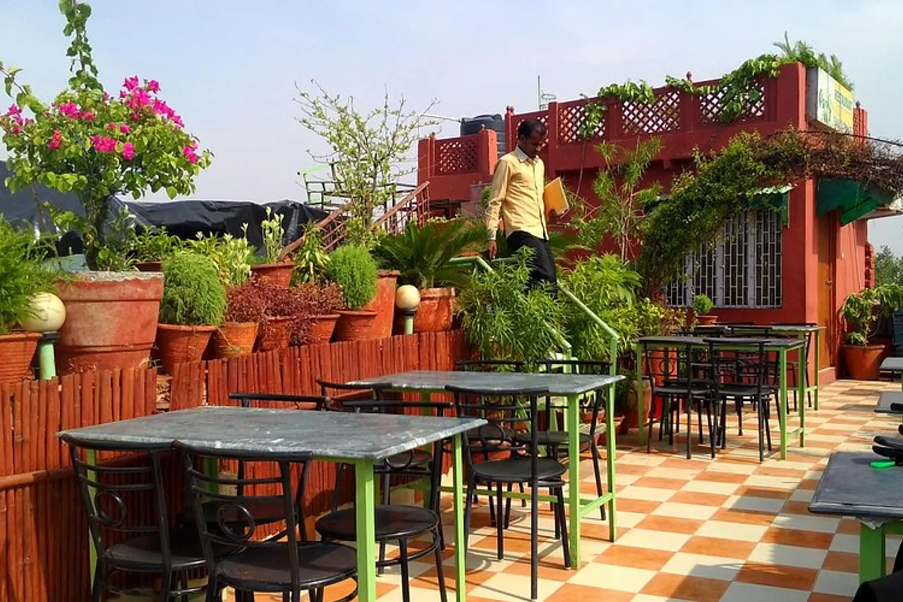 Hotel Saniya Palace Inn — rooms and atmosphere