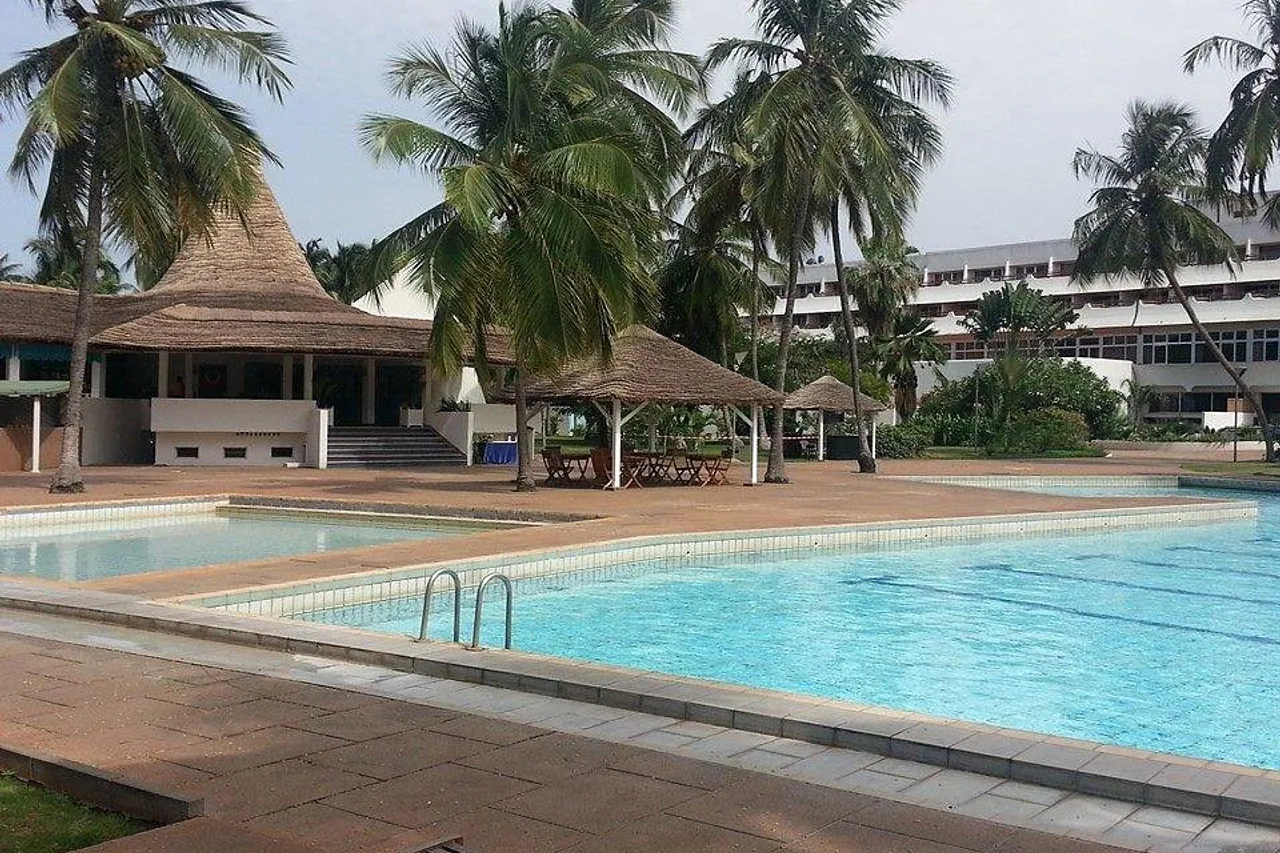 Hotel Sarakawa — โรงแรมในโลเม