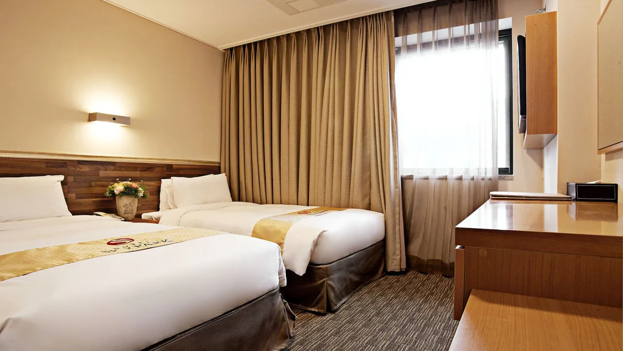 Hotel Skypark Myeongdong — rooms and atmosphere