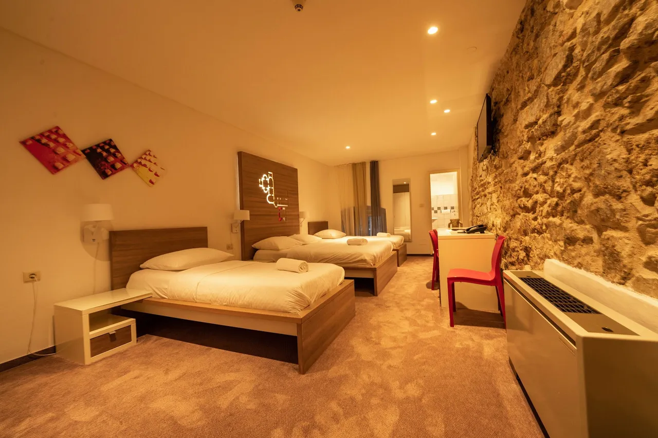Hotel Slavija Split — rooms and atmosphere