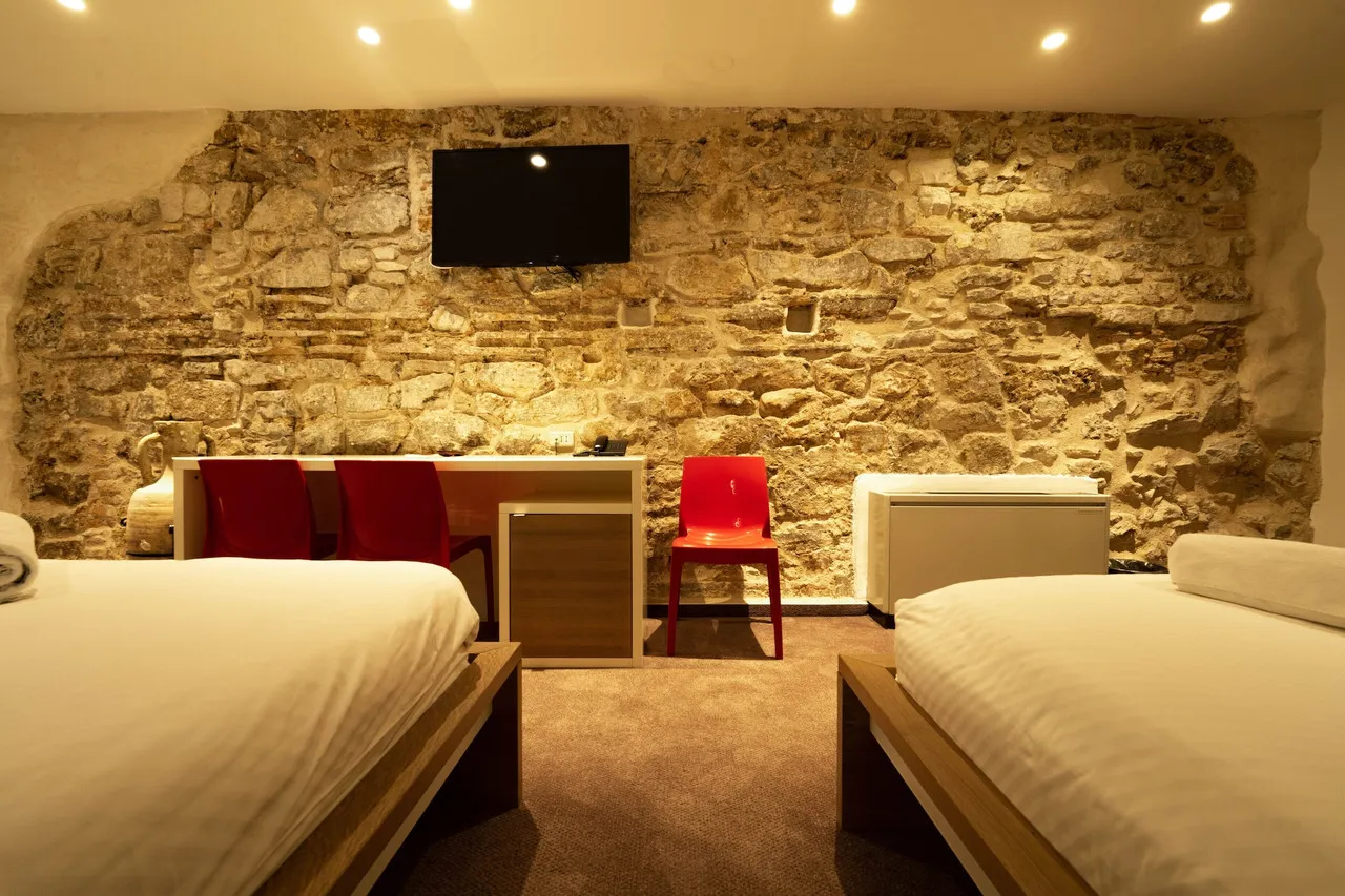 Hotel Slavija Split — rooms and atmosphere
