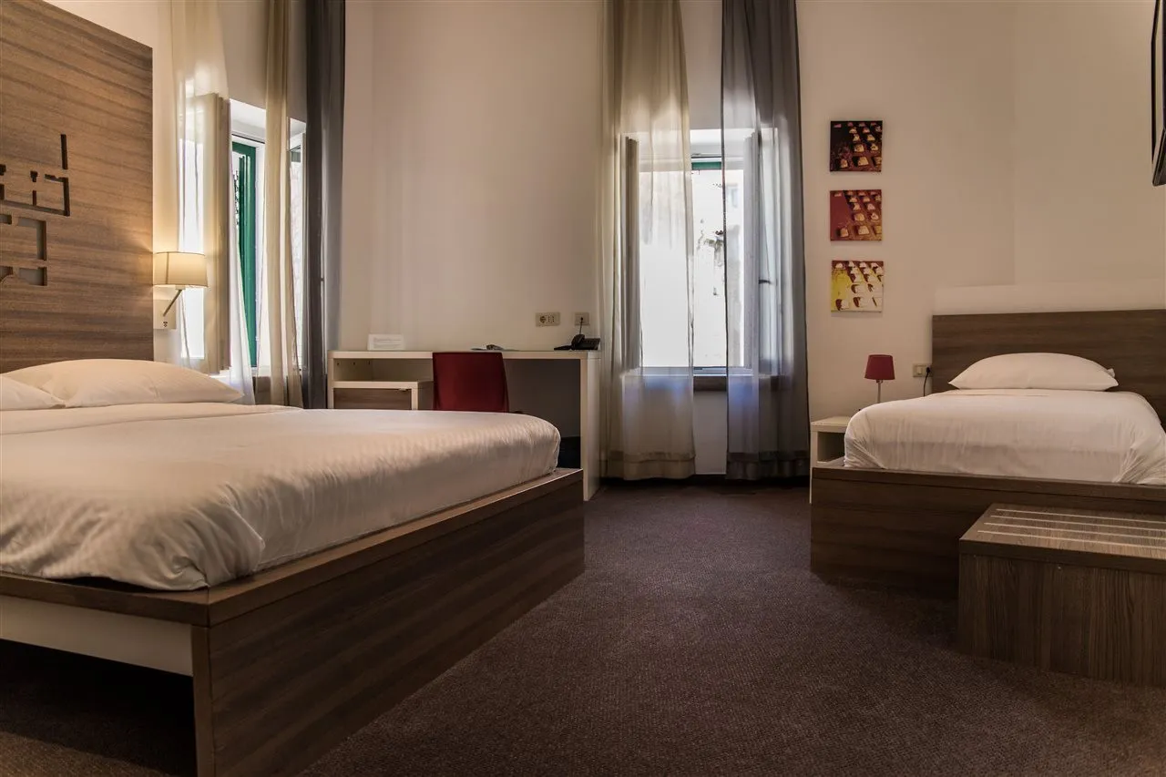 Hotel Slavija Split — rooms and atmosphere