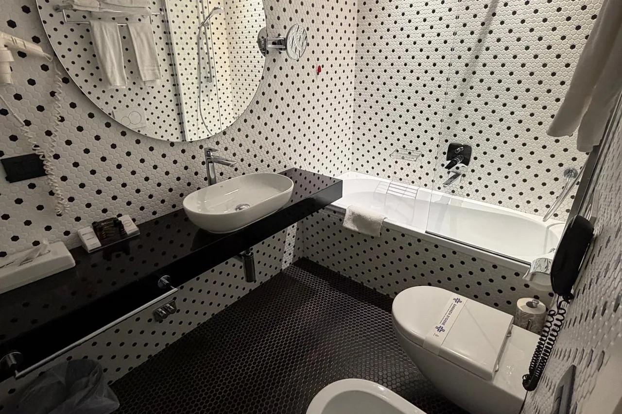 Hotel Titano — ภาพห้องพักและบรรยากาศ