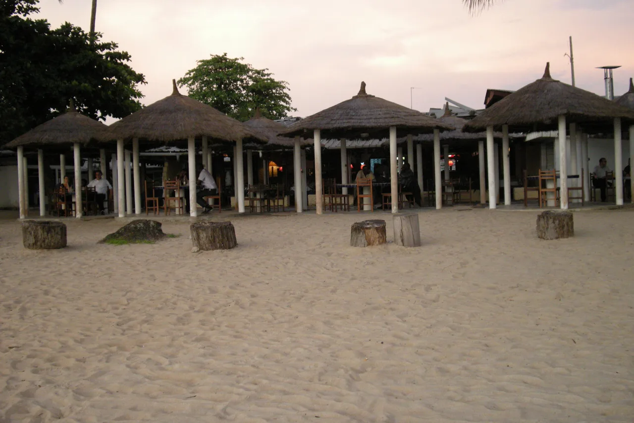 Hotel Tropicana — โรงแรมในลีเบรอวีล