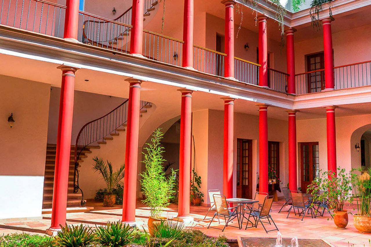 Hotel Villa Antigua — โรงแรมในซูเกร