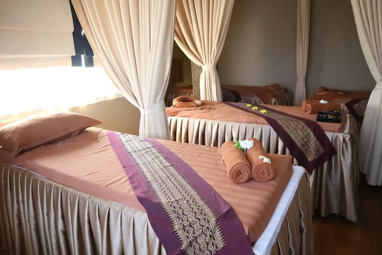 Hotel Yadanarbon Mandalay — rooms and atmosphere
