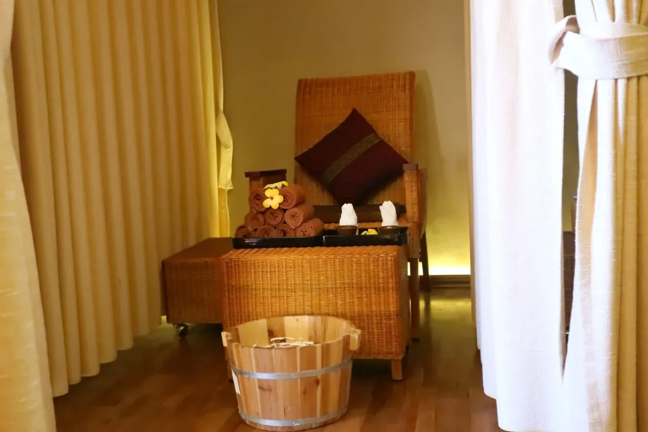 Hotel Yadanarbon Mandalay — rooms and atmosphere
