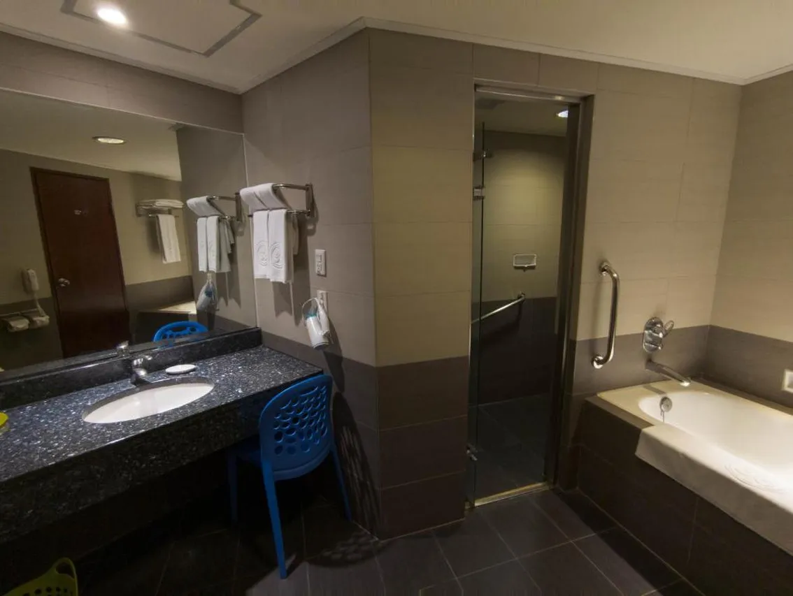Howard Beach Resort Kenting — rooms and atmosphere