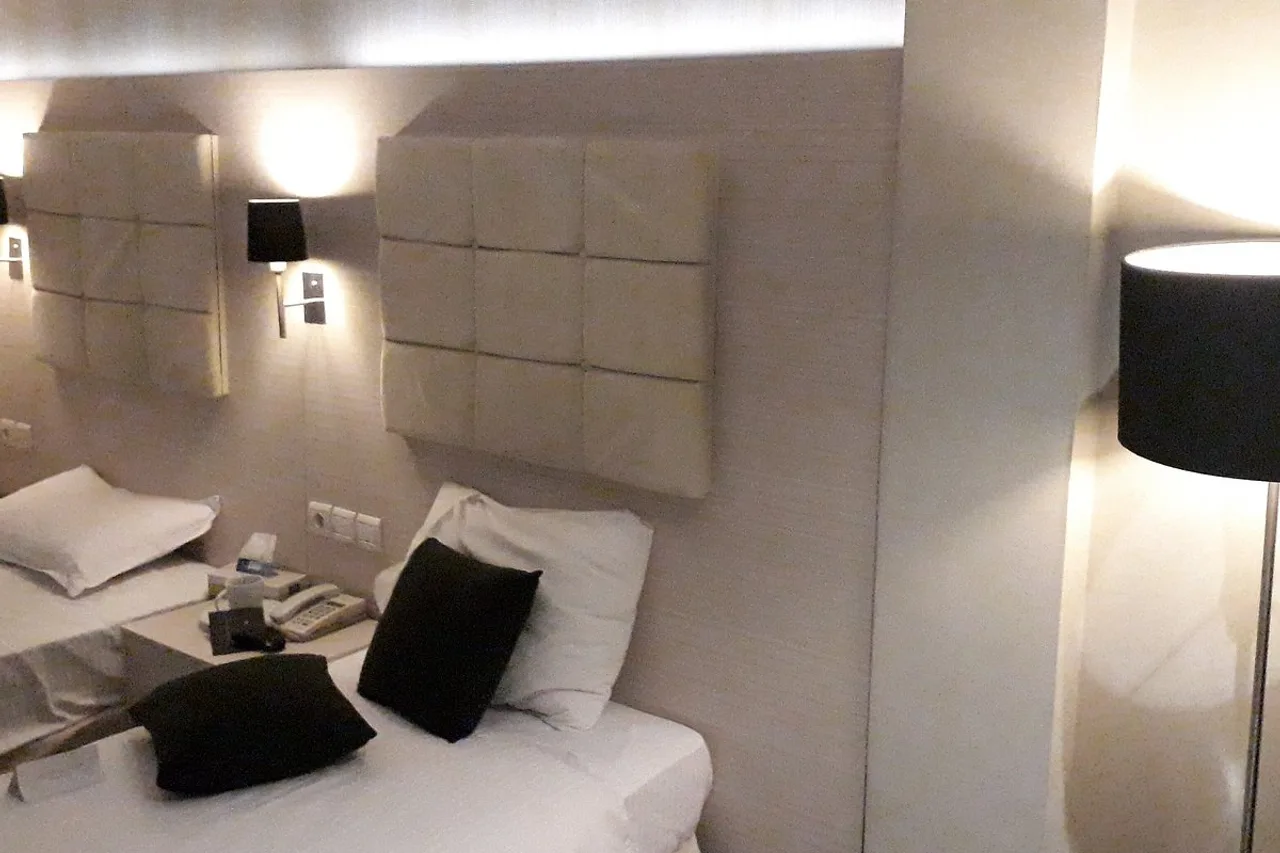 Howeyzeh Hotel Tehran — โรงแรมในเตหะราน
