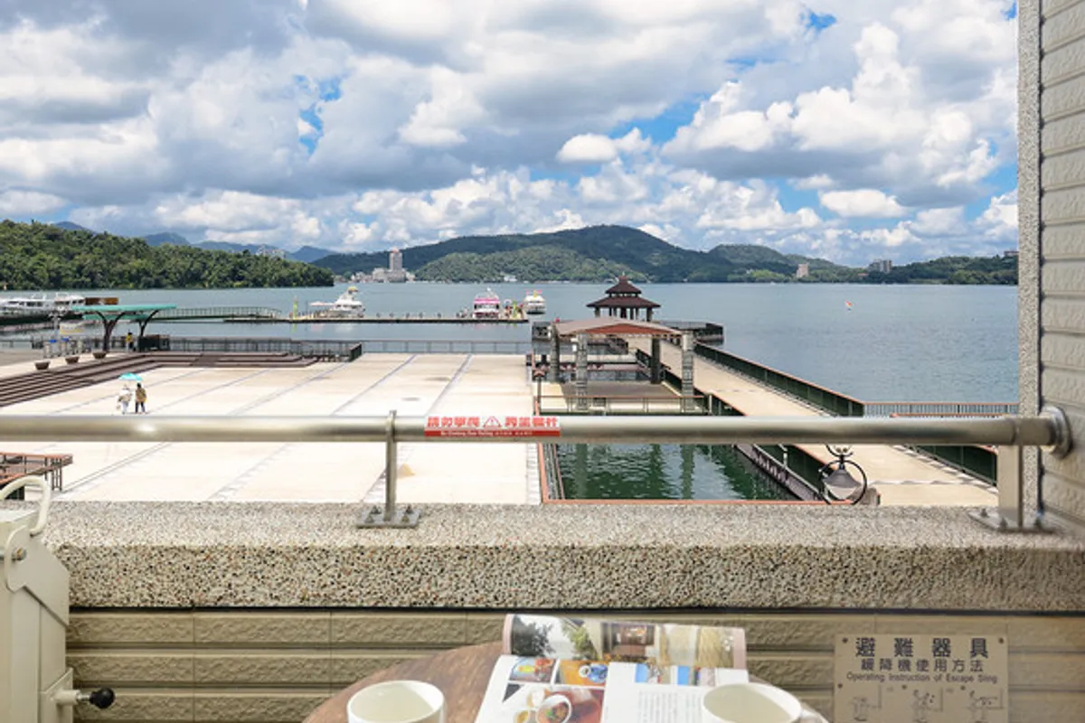 Hu Yue Lakeview Hotel — rooms and atmosphere