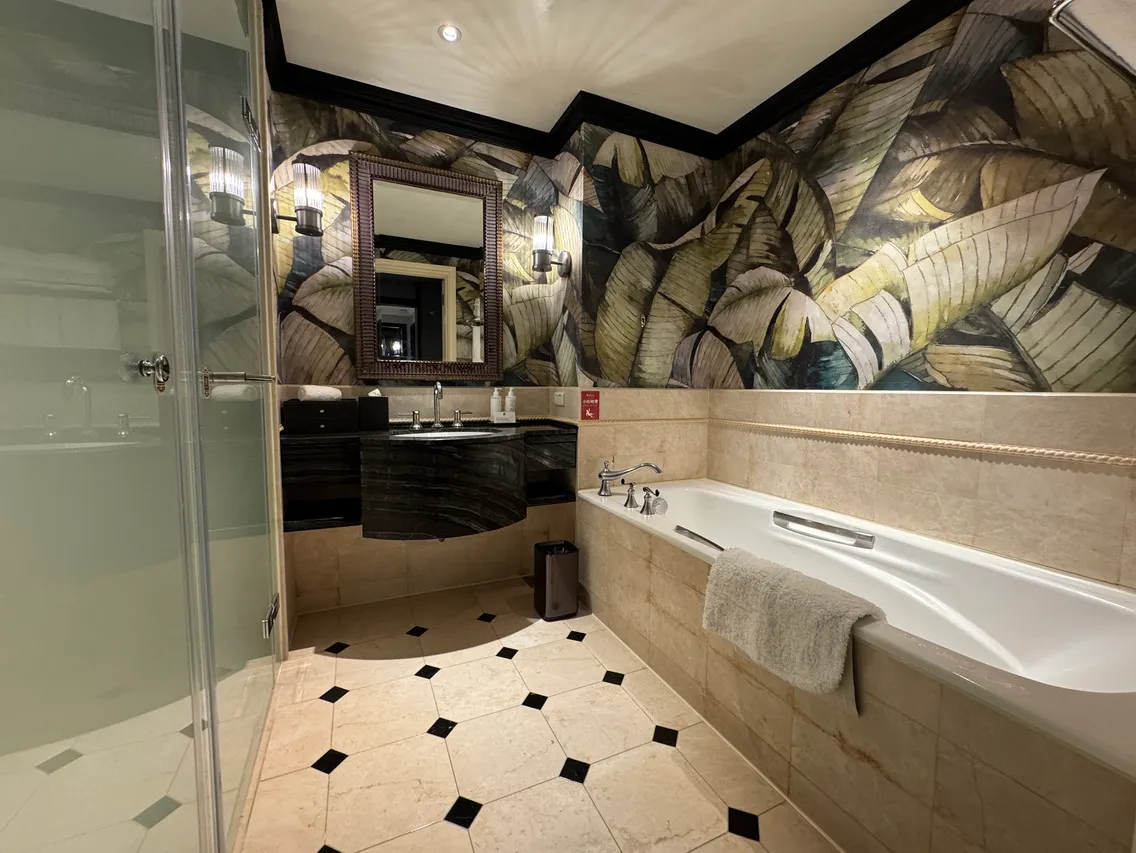 Hualien Farglory Hotel — rooms and atmosphere