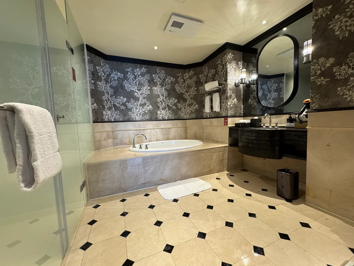Hualien Farglory Hotel — rooms and atmosphere