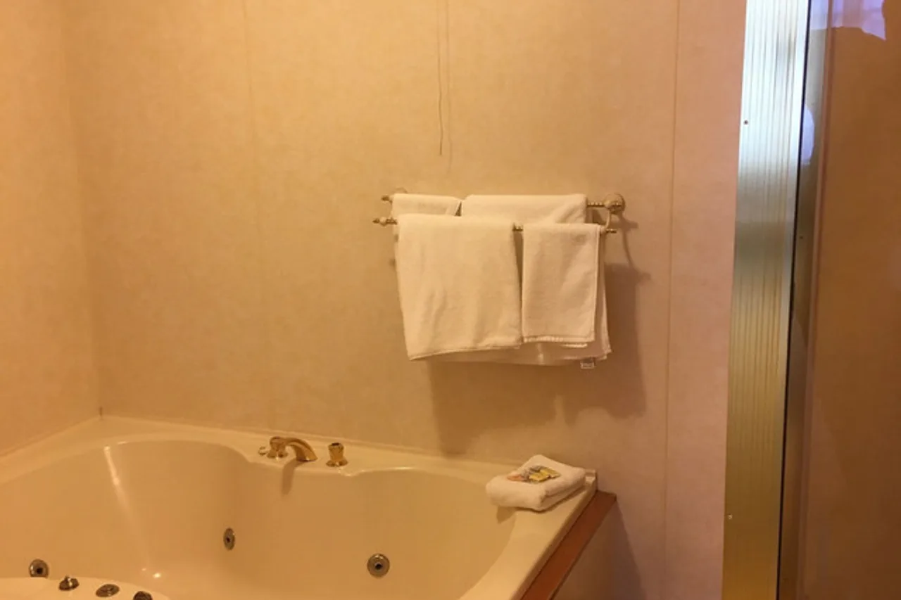 Hulmes Court Bed and Breakfast — rooms and atmosphere