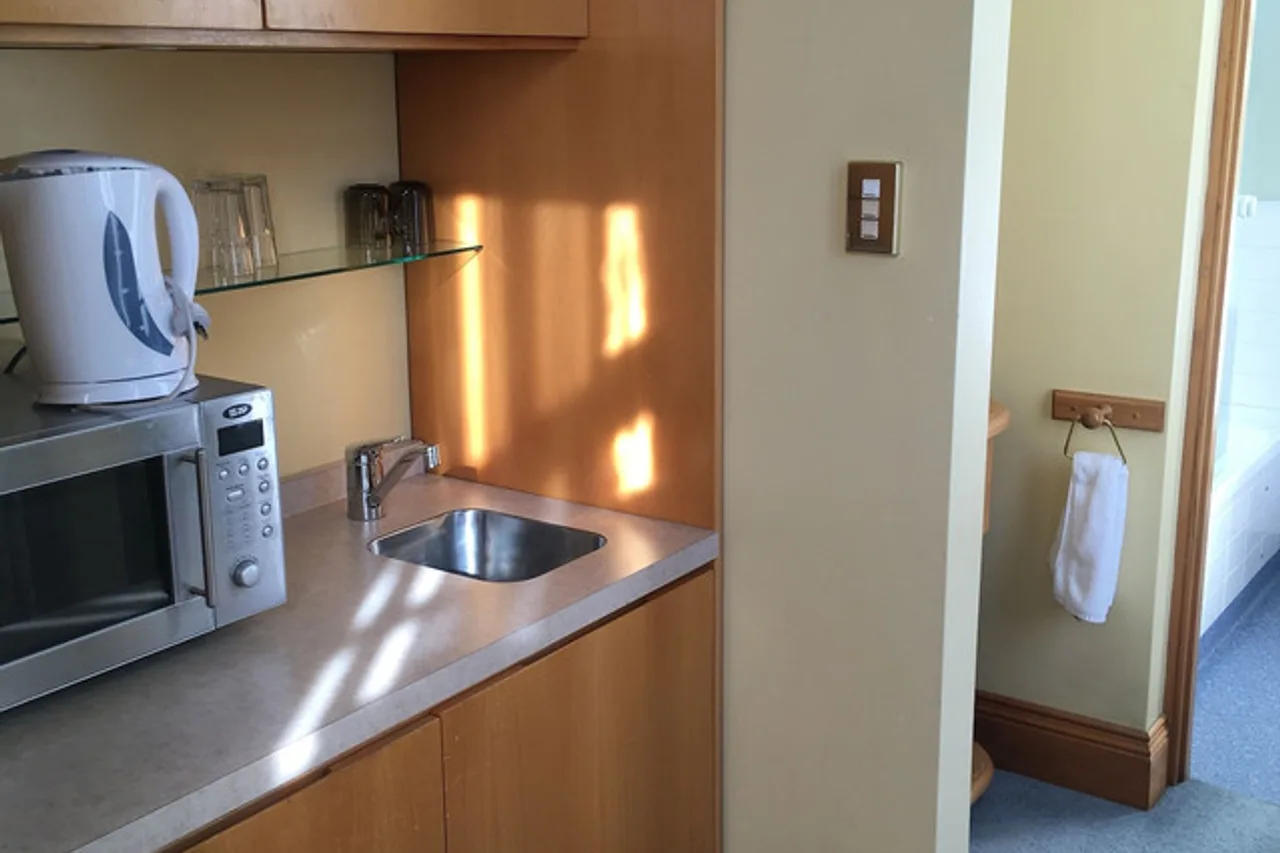 Hulmes Court Bed and Breakfast — rooms and atmosphere