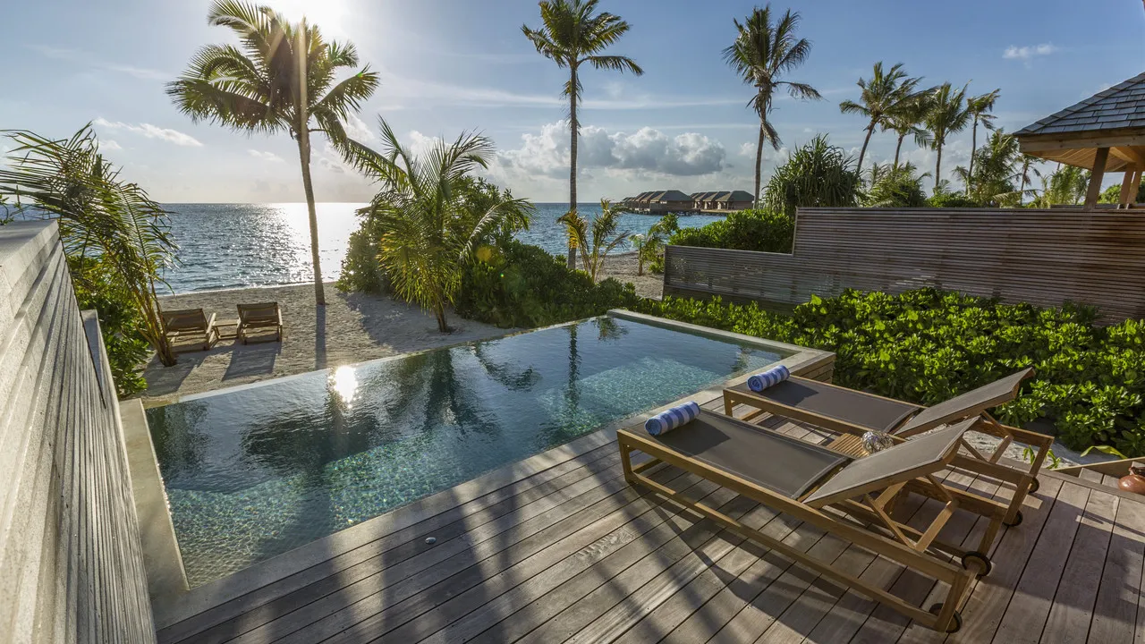 Hurawalhi Island Resort — rooms and atmosphere