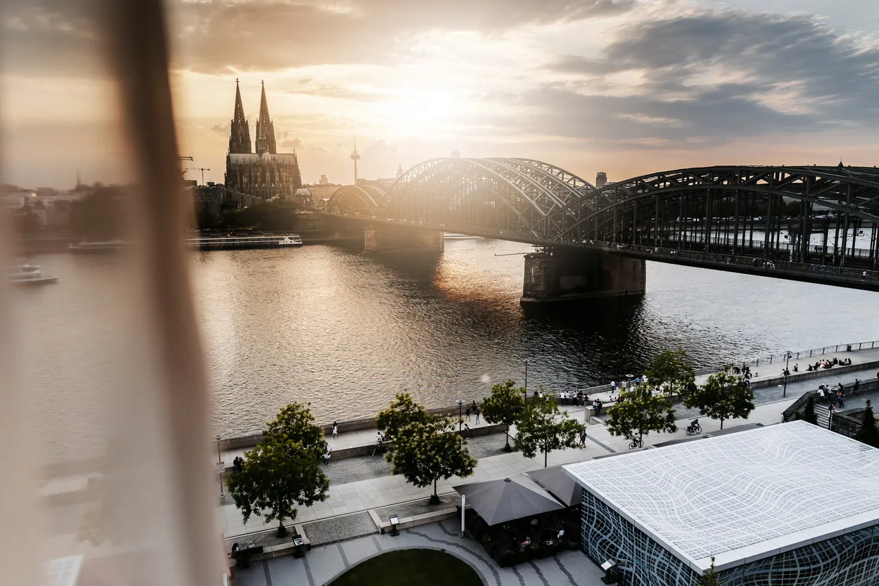 Hyatt Regency Cologne — ภาพห้องพักและบรรยากาศ