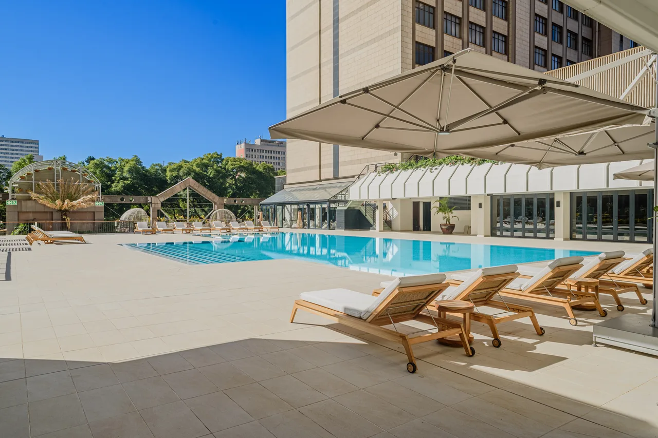 10 โรงแรมฮาราเรน่าพักที่สุด — CBD · Avenues · Borrowdale (รีวิวลึก 2026 + ทางผ่านสู่ Victoria Falls + Great Zimbabwe Ruins)