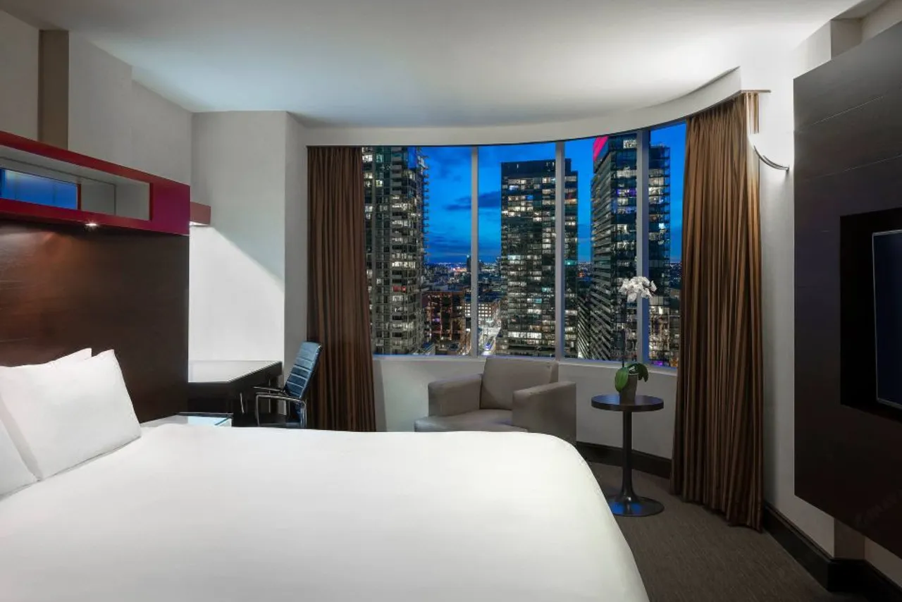 Hyatt Regency Toronto — rooms and atmosphere