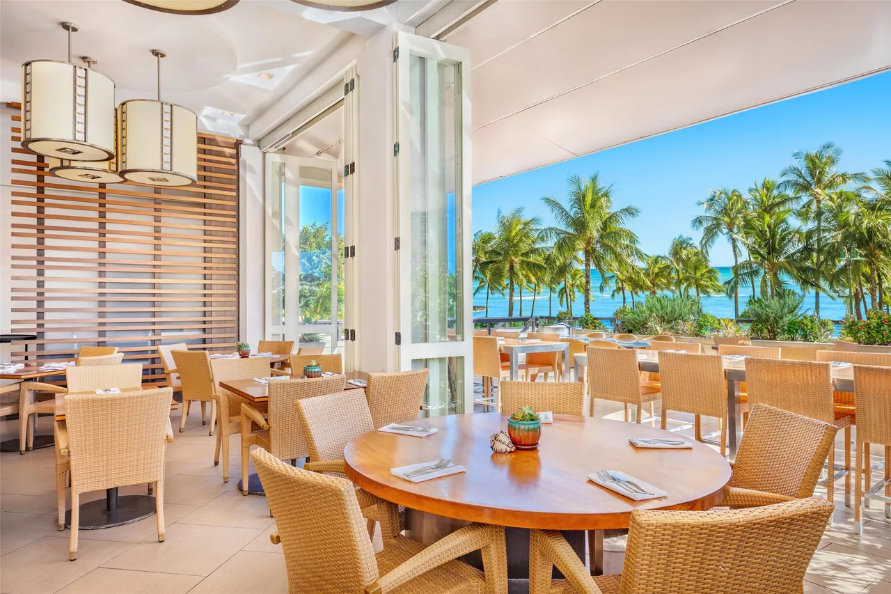 Hyatt Regency Waikiki Beach Resort & Spa — rooms and atmosphere