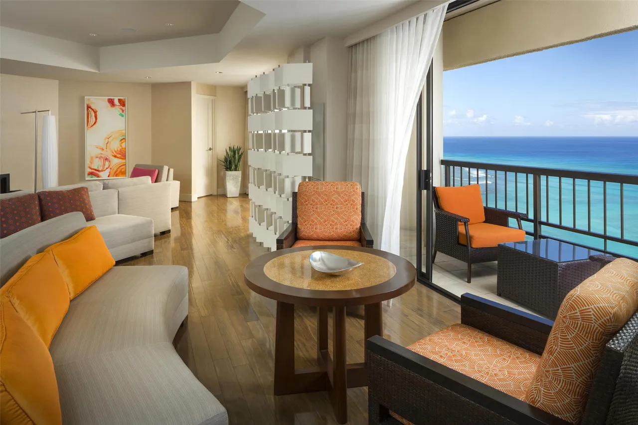 Hyatt Regency Waikiki Beach Resort & Spa — rooms and atmosphere