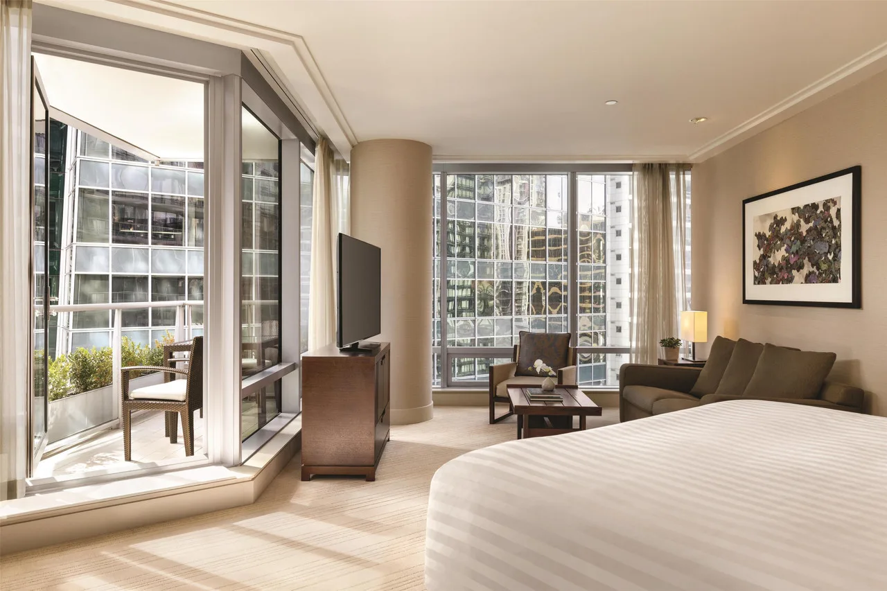 Hyatt Vancouver Downtown Alberni — rooms and atmosphere