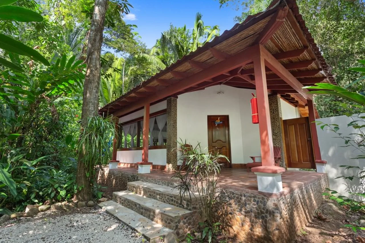 10 โรงแรมเบลโมแพน เบลีซน่าพักที่สุด — Belmopan City · San Ignacio · Cayo · Caves Branch (รีวิวลึก 2026 + 🛕 Maya Xunantunich Caracol + 🌊 Great Blue Hole UNESCO + 🐆 Cockscomb Jaguar Reserve)