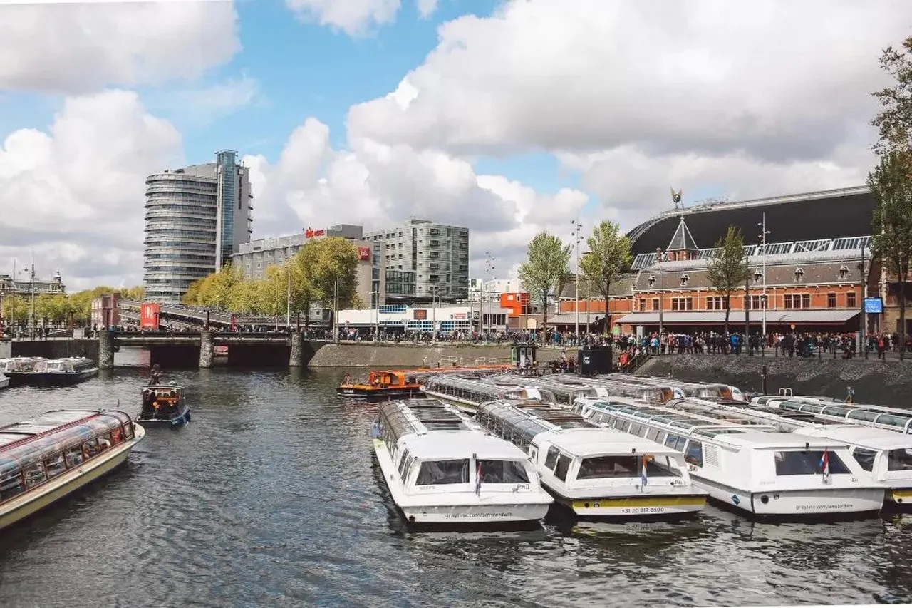 ibis Amsterdam Centre — rooms and atmosphere