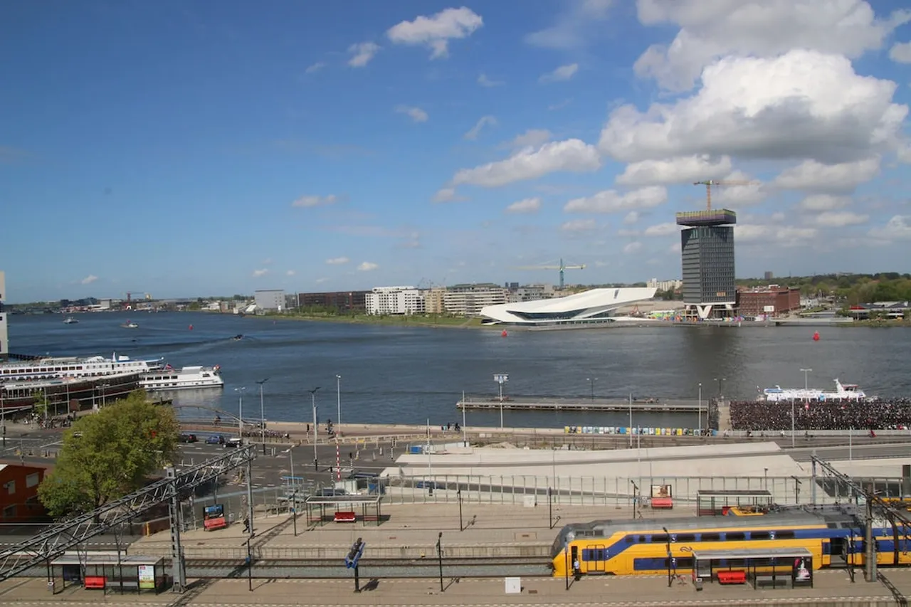 ibis Amsterdam Centre — rooms and atmosphere