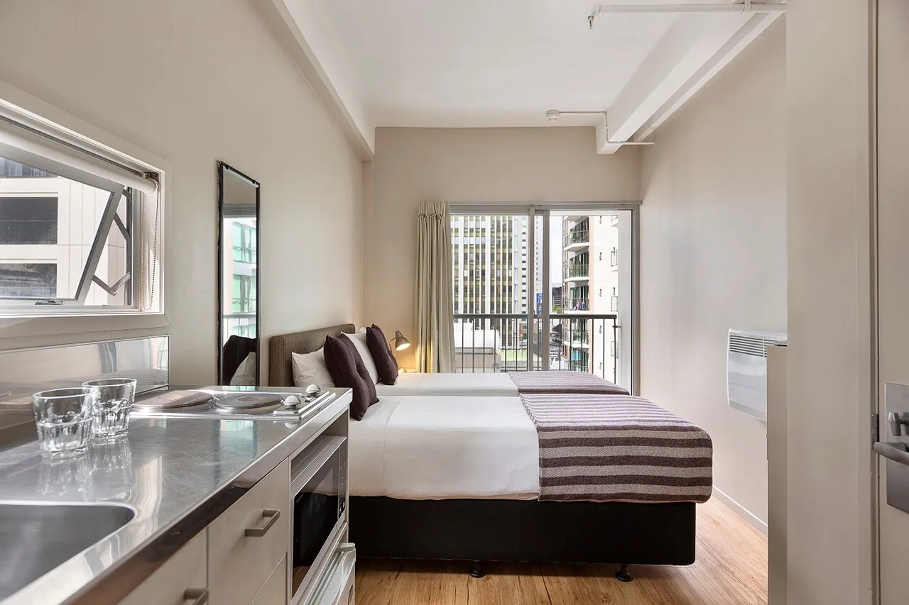 ibis budget Auckland Central — rooms and atmosphere