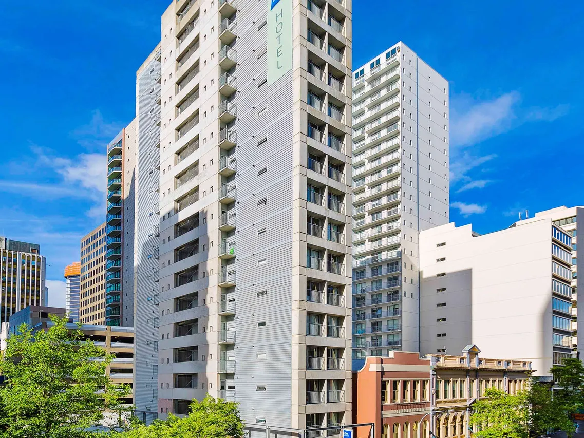 ibis budget Auckland Central — rooms and atmosphere