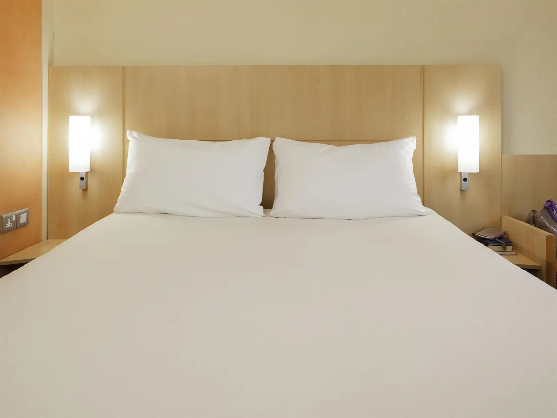 ibis Cardiff Centre — rooms and atmosphere