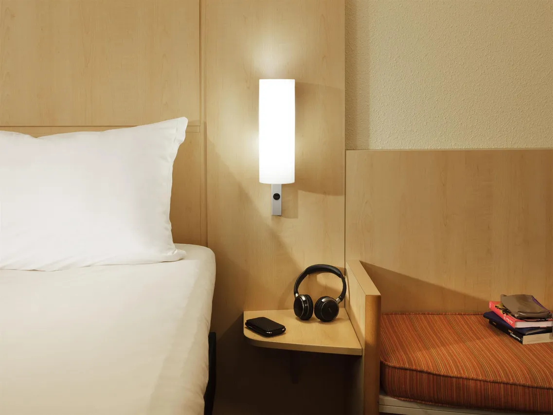 ibis Cardiff Centre — rooms and atmosphere