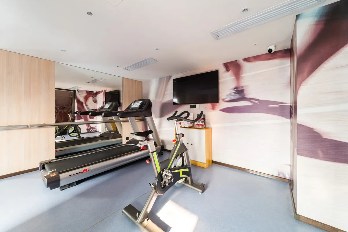 Ibis Hotel Guangzhou Yuexiu Park Metro Station — rooms and atmosphere