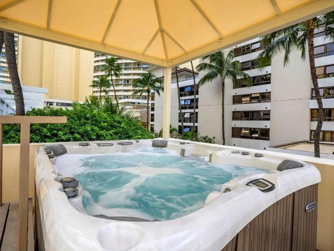 Imperial Hawaii Resort at Waikiki — rooms and atmosphere