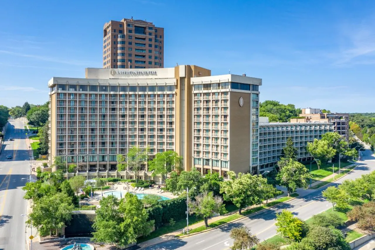 10 โรงแรมหรูแคนซัสซิตี — ที่พักลักชัวรี/บูทีคย่าน Country Club Plaza/Downtown (อัปเดต 2026)