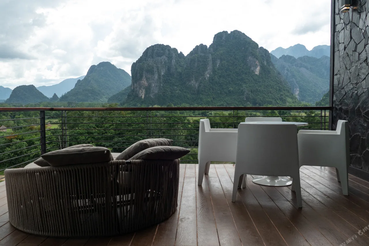 Inthira Vang Vieng — rooms and atmosphere