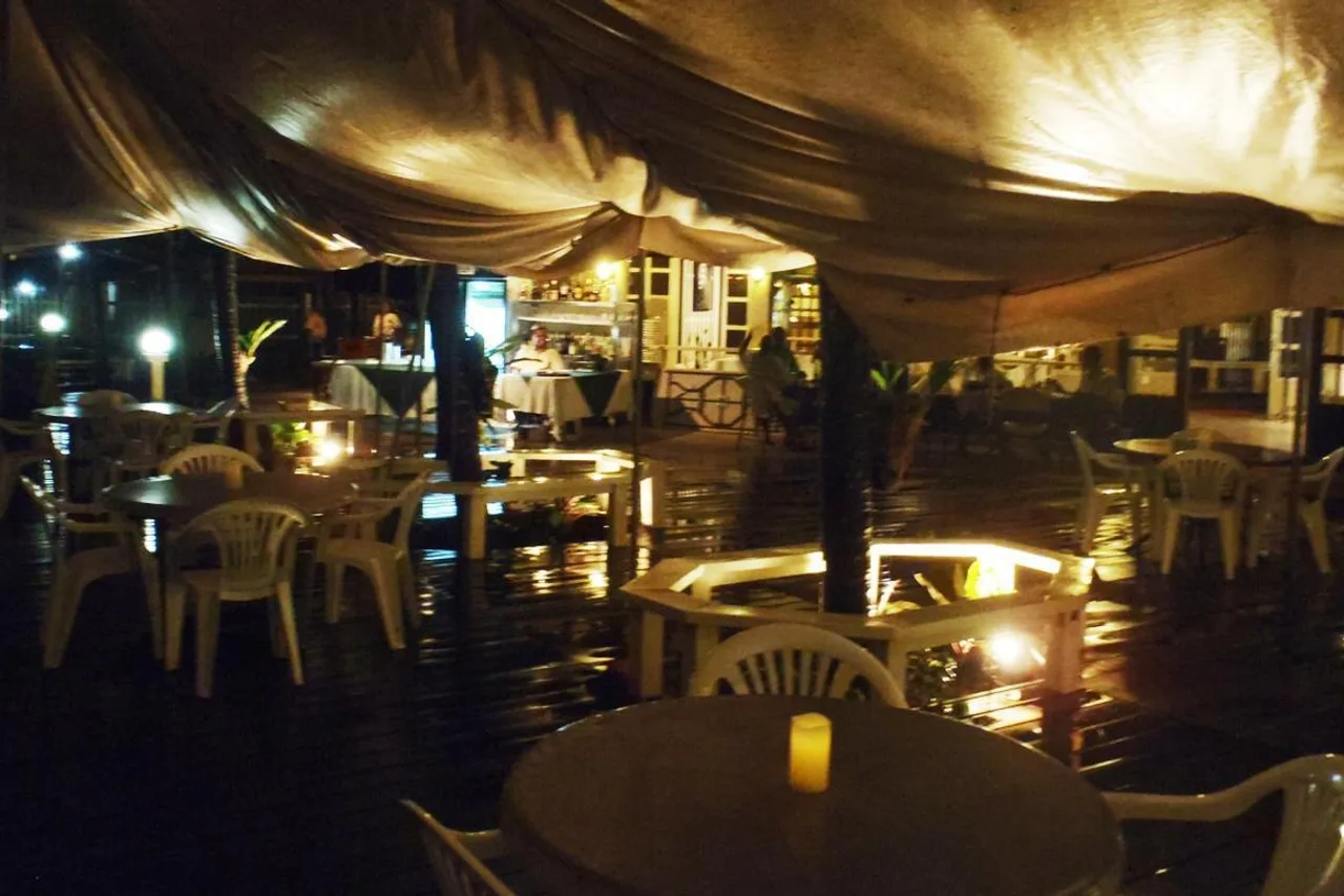 Iron Bottom Sound Hotel — ภาพห้องพักและบรรยากาศ