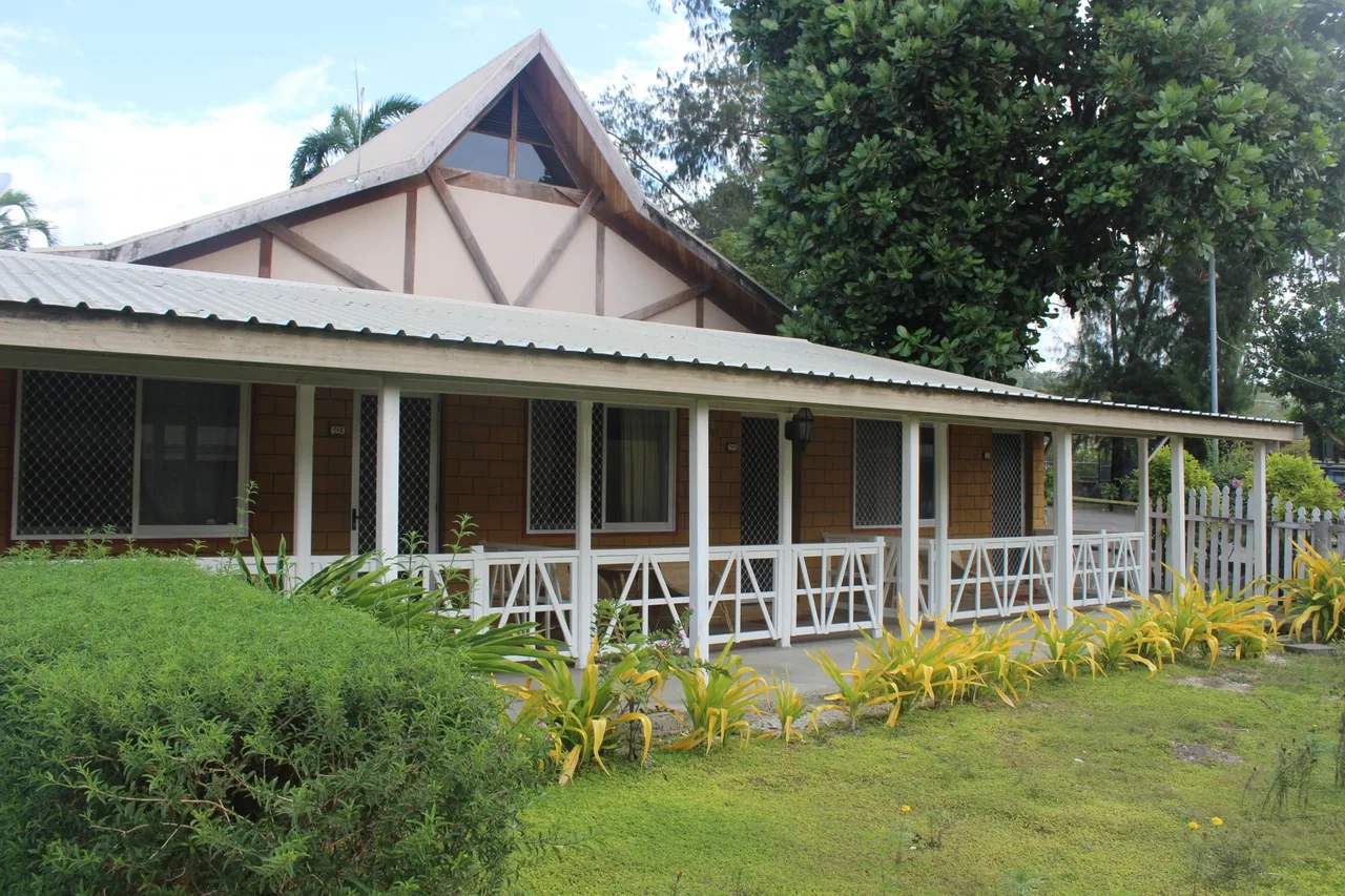 Iron Bottom Sound Hotel — ภาพห้องพักและบรรยากาศ