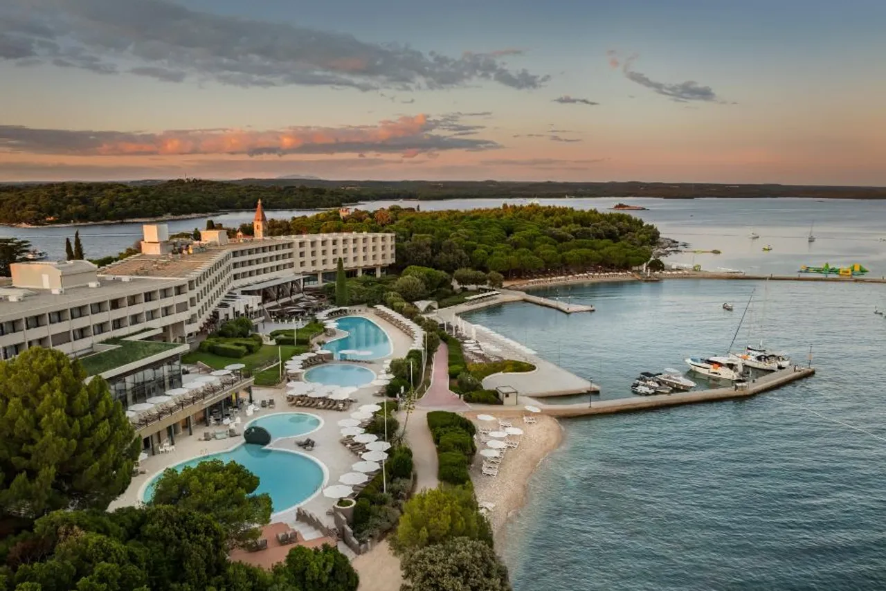 Maistra Select All Suite Island Hotel Istra — โรงแรมในโรวินจ์