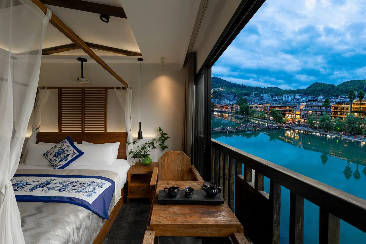 Fenghuang Jinshuian River View Hotel — rooms and atmosphere