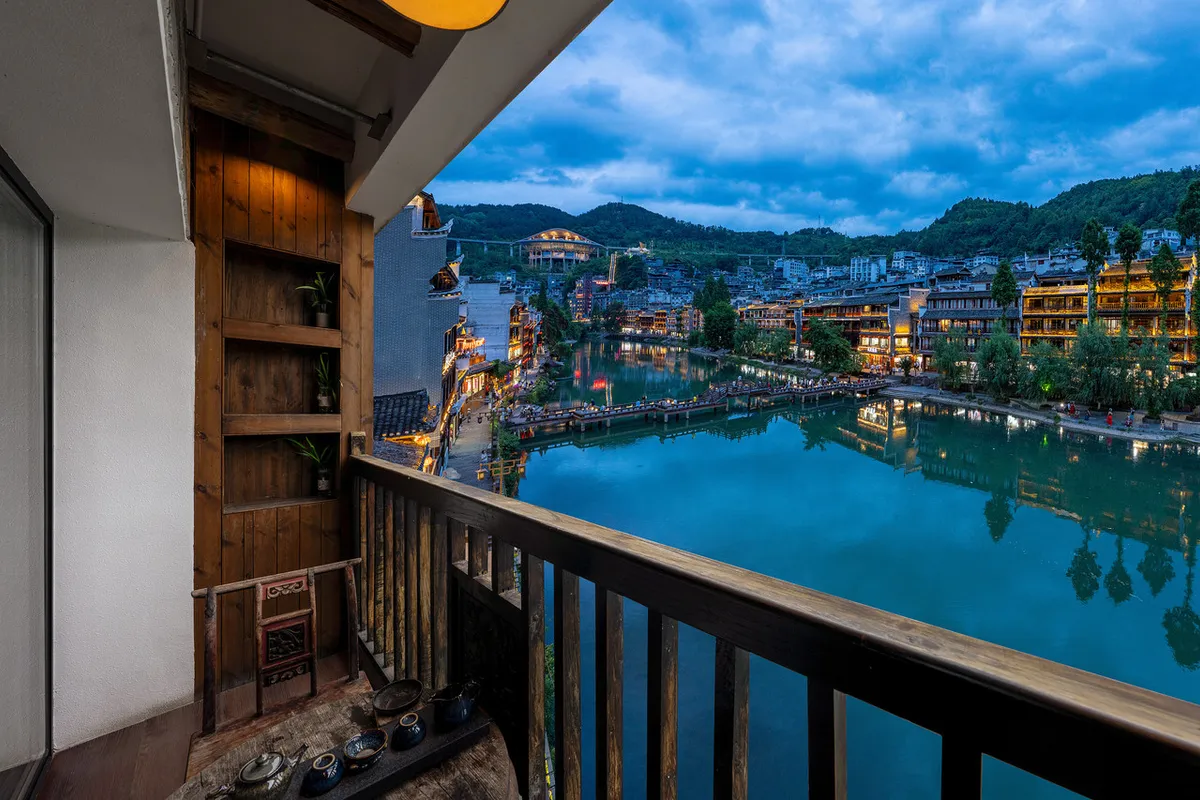 Fenghuang Jinshuian River View Hotel — rooms and atmosphere