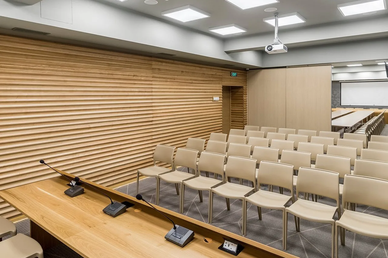 Jolly Alon Hotel & Business Center — ภาพห้องพักและบรรยากาศ