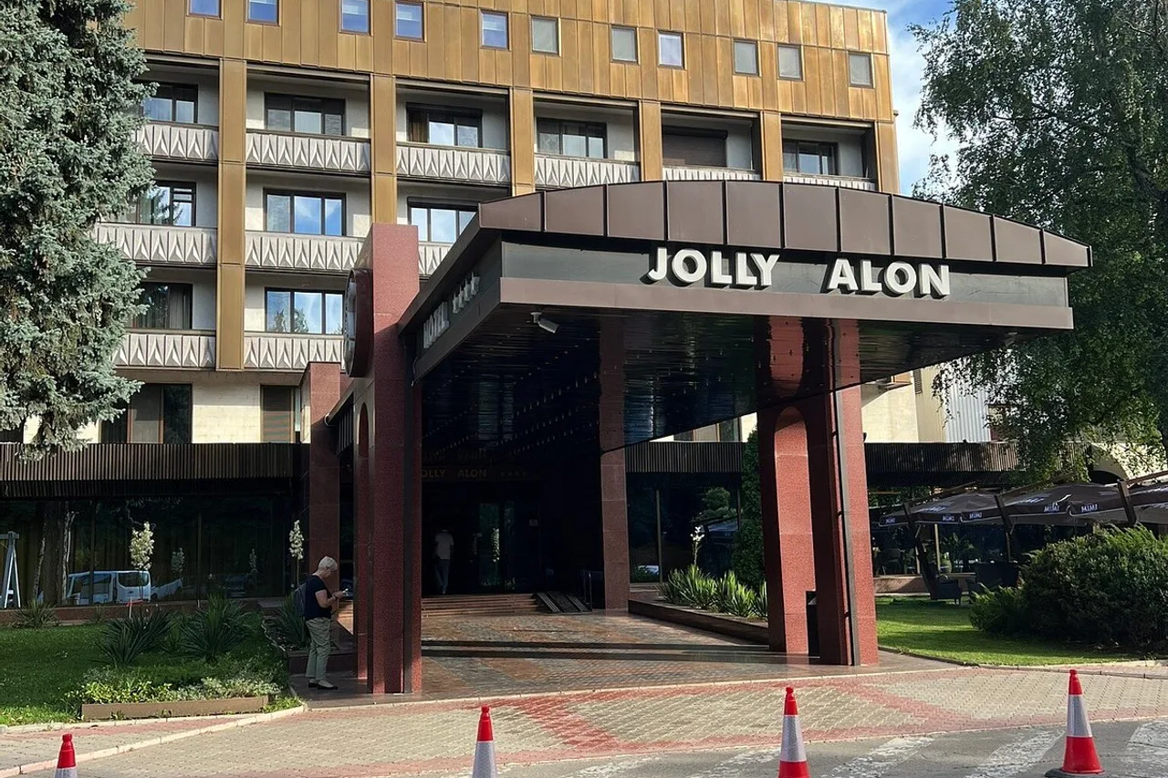Jolly Alon Hotel & Business Center — ภาพห้องพักและบรรยากาศ